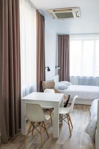 Zimmer mit Tisch, Stühlen und 2 Betten in der Unterkunft GREEN hostel in Turgoyak