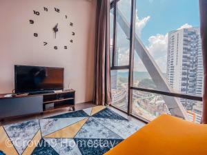 um quarto com uma grande janela e um relógio na parede em Crown2 Suite (City View)@Petaling Jaya em Petaling Jaya