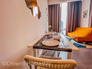 uma sala de jantar com uma mesa e duas cadeiras em Crown2 Suite (City View)@Petaling Jaya em Petaling Jaya