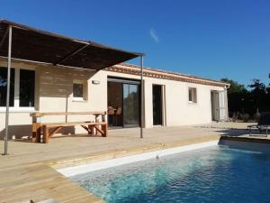 Bazén v ubytování Villa pleine campagne, piscine chauffée , Lubéron nebo v jeho okolí