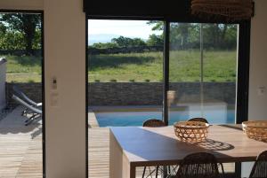 Patio nebo venkovní prostory v ubytování Villa pleine campagne, piscine chauffée , Lubéron