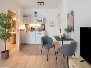 a kitchen and dining room with a table and chairs at Limehome Frankfurt Gutleutstraße - Digital Access in Frankfurt/Main