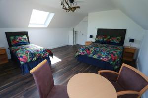 מיטה או מיטות בחדר ב-Luxury 6 Bedroom Spiddal Villa, Jacuzzi, Balcony