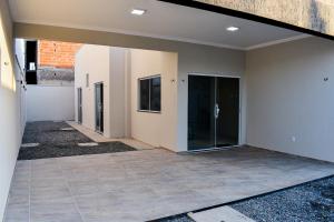 um corredor vazio de uma casa com um pátio em Casa Marilago em Camocim