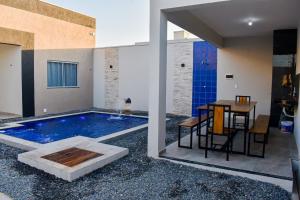 卡莫辛的住宿－Casa Marilago，房屋设有1个带桌子的游泳池和1间用餐室