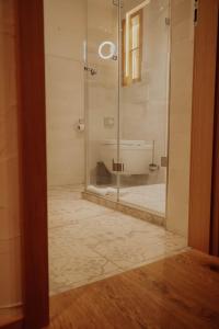 baño con ducha y puerta de cristal en Altstadtmittehotel Sonne en Dinkelsbühl