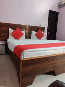 เตียงในห้องที่ Hotel Aarjee Crescent Jaipur