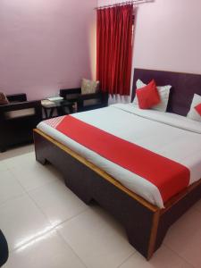 เตียงในห้องที่ Hotel Aarjee Crescent Jaipur