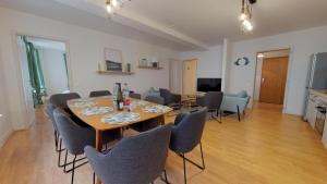 een eetkamer met een tafel en stoelen bij IMMER 4 chambres 10 personnes in Colmar +4 foto's