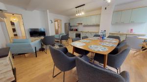 een keuken en eetkamer met een tafel en stoelen bij IMMER 4 chambres 10 personnes in Colmar