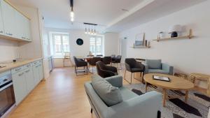 een keuken en woonkamer met een tafel en stoelen bij IMMER 4 chambres 10 personnes in Colmar