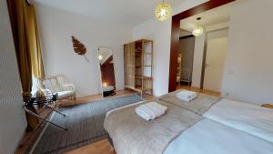 een slaapkamer met een groot bed met twee kussens erop bij IMMER 4 chambres 10 personnes in Colmar