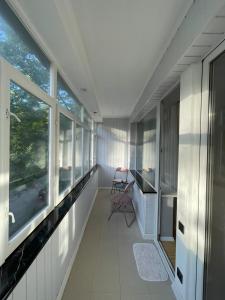 een kamer met ramen en een stoel op een balkon bij Citadel VIP apartment in Lviv