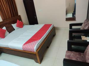 เตียงในห้องที่ Hotel Aarjee Crescent Jaipur