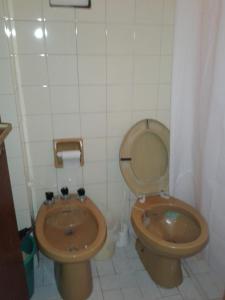 un baño con inodoro y bidé en Braba III, en San Bernardo