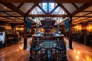 een grote kamer met een bar in een restaurant bij Da Vinci's Hotel in Derry Londonderry