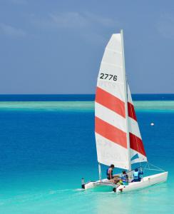 2 personnes sur un voilier dans l'océan dans l'établissement Paradise Retreat, Maafushi, à Maafushi