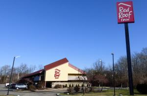 un restaurante rojo en la azotea con un cartel en un aparcamiento en Red Roof Inn Cincinnati East - Beechmont en Cherry Grove