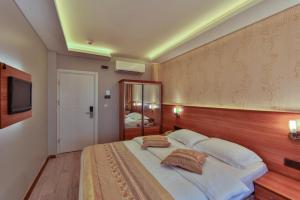 Een bed of bedden in een kamer bij Seymen Hotel
