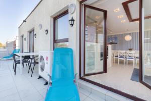 kuchnia i jadalnia w domu z lodówką w obiekcie Sailor Apartment Jastrzębia Góra by Renters Prestige w Jastrzębiej Górze +31 zdjęć