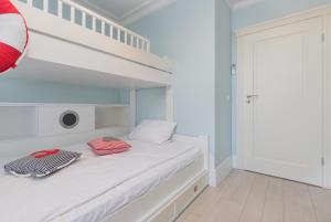 Łóżko lub łóżka w pokoju w obiekcie Sailor Apartment Jastrzębia Góra by Renters Prestige