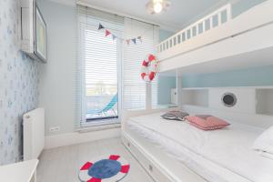 Łóżko lub łóżka w pokoju w obiekcie Sailor Apartment Jastrzębia Góra by Renters Prestige
