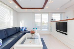 Telewizja i/lub zestaw kina domowego w obiekcie Sailor Apartment Jastrzębia Góra by Renters Prestige
