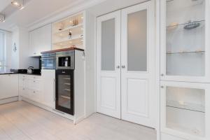 Kuchnia lub aneks kuchenny w obiekcie Sailor Apartment Jastrzębia Góra by Renters Prestige