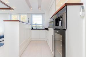 Kuchnia lub aneks kuchenny w obiekcie Sailor Apartment Jastrzębia Góra by Renters Prestige