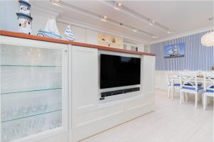 Telewizja i/lub zestaw kina domowego w obiekcie Sailor Apartment Jastrzębia Góra by Renters Prestige