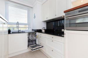 Kuchnia lub aneks kuchenny w obiekcie Sailor Apartment Jastrzębia Góra by Renters Prestige