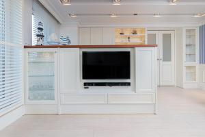 Telewizja i/lub zestaw kina domowego w obiekcie Sailor Apartment Jastrzębia Góra by Renters Prestige