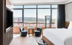 TV a/nebo společenská místnost v ubytování Nobu Hotel Barcelona