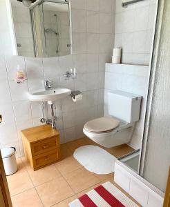 A bathroom at Waldruhe Appartements