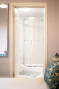 ein Badezimmer mit einer Glastür, die zu einer Dusche führt in der Unterkunft Sheffield Contractors Stays- Sleeps 6, 3 bed 3 bath house. Managed by Chique Properties Ltd in Brightside + 32 Fotos