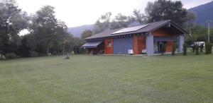 una pequeña casa en un campo con un gran patio en Casa Nicole 1 en Mussolente 
