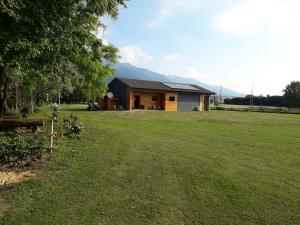 una casa en un campo con un patio de hierba en Casa Nicole 1 en Mussolente 