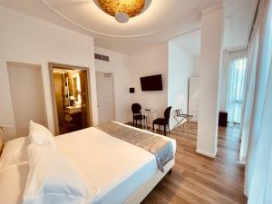 1 dormitorio con 1 cama, mesa y sillas en Grand Hotel San Lorenzo, en Mantua