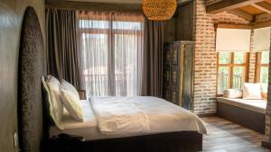 恰納卡萊的住宿－Nadas Kazdağları，一间卧室设有一张床和一个窗口