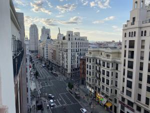 een luchtzicht op een straat met gebouwen bij Apartamento Doble Exterior en la GRAN VIA de Madrid in Madrid