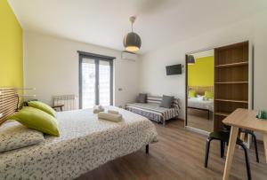 sypialnia z łóżkiem i salonem w obiekcie B&B Il Giardino di Gabri w Rzymie