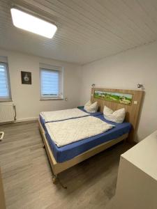 ein Schlafzimmer mit einem Bett in einem Zimmer in der Unterkunft Haus 13 zum Südblick in Garnbach