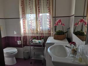 ein Bad mit einem Waschbecken und einem WC in der Unterkunft Bnbook-L'appartamento di Gio' in Rho