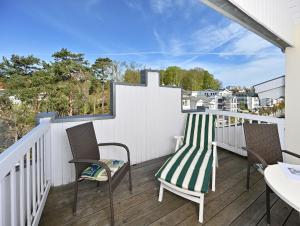 d'une terrasse avec des chaises et une table sur un balcon. dans l'établissement Ferienwohnung 13 Villa Celia Sellin, à Sellin