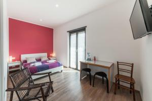 sypialnia z łóżkiem, biurkiem i krzesłami w obiekcie B&B Il Giardino di Gabri w Rzymie