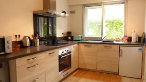 a kitchen with white cabinets and a window at Appartement 4 personnes au cœur de Vannes in Vannes