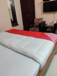 เตียงในห้องที่ Hotel Aarjee Crescent Jaipur