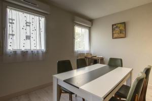 een vergaderruimte met een witte tafel en stoelen bij Port marianne - Première conciergerie in Montpellier