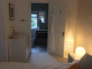een slaapkamer met een bed en een badkamer met een wastafel bij Chartleigh in Southampton