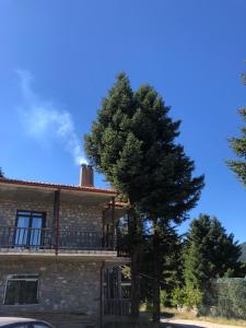 une maison avec un arbre en face dans l'établissement Villazia The Highest, à Kardharás